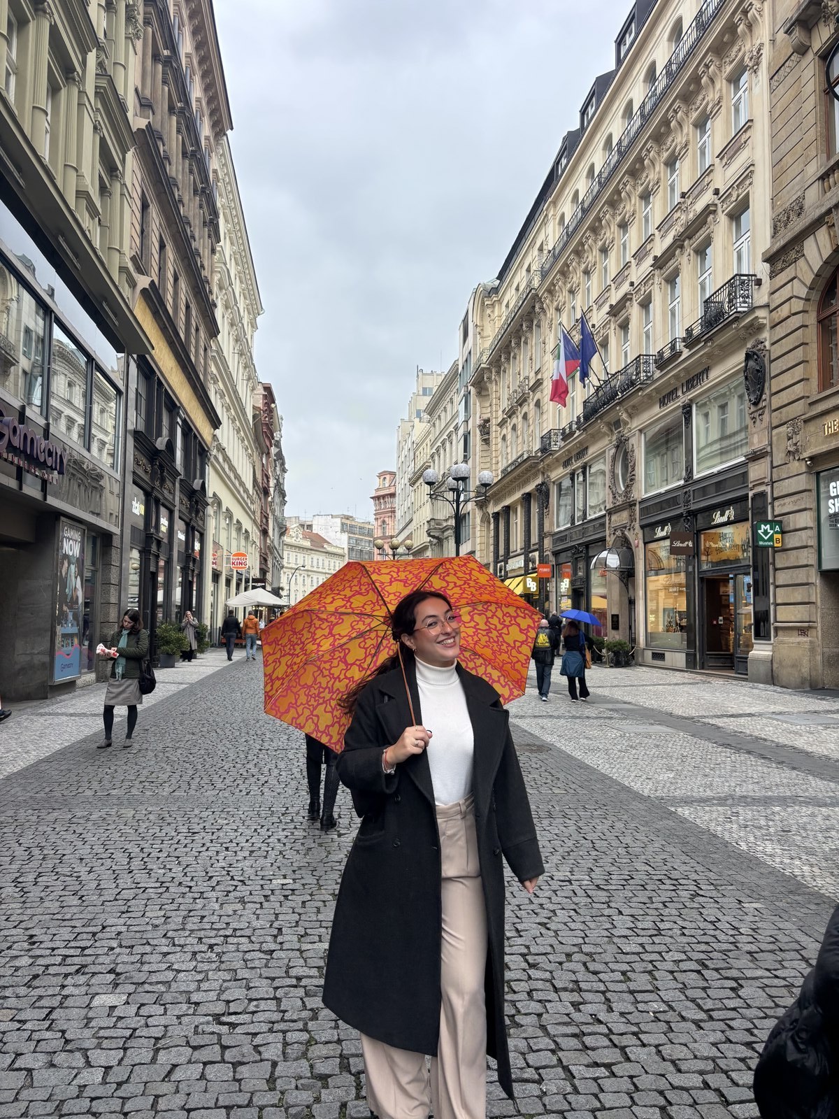 Lucía San Juan Acosta paseando con un paraguas naranja